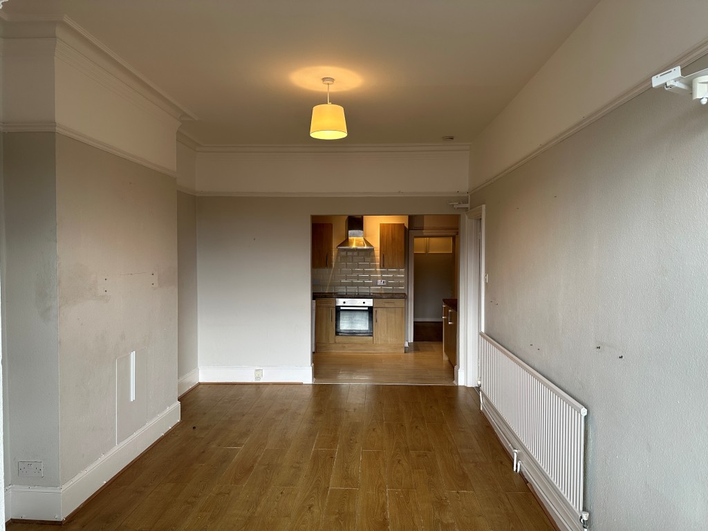 Lot: 57 - THREE-BEDROOM FIRST FLOOR FLAT WITH FRONT GARDEN & BALCONY - Living Room and Kitchen